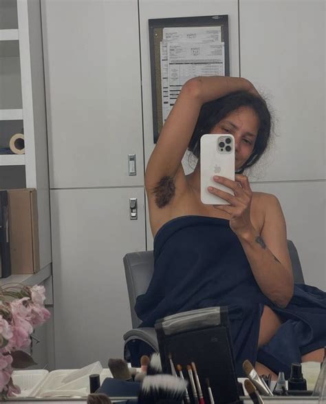 Halle Berry Posed Topless with Tattoos in Mirror。